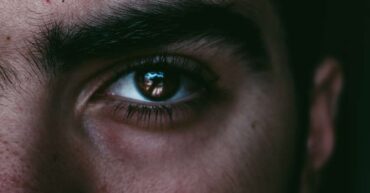 Effetto Alone - come l’apparenza influenza giudizi e decisioni