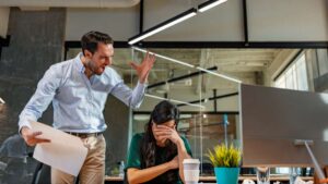 Come riconoscere e gestire un collega tossico sul lavoro